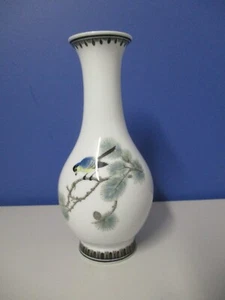 Vintage White Bone China Asian Vase - Wren in Pinecone Branch 23cm Perfect - Picture 1 of 12
