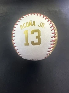 MLB 2025 Oficial Juego de Estrellas Exclusivo Béisbol Oro Ronald Acuña Jr 13 Raro - Imagen 1 de 4