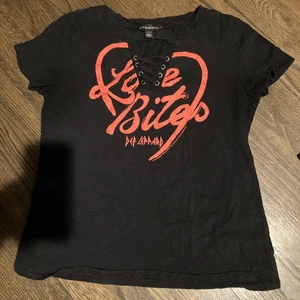 Rock & Republic Def Leppard Love Bites Lace Up Black Top Size Small Rock Tee 80s - Picture 1 of 12