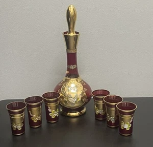 Vintage Böhmisch Rubin Rot Gold Handbemalt Blumen Dekanter Set mit 6 Schnapsgläsern - Bild 1 von 9