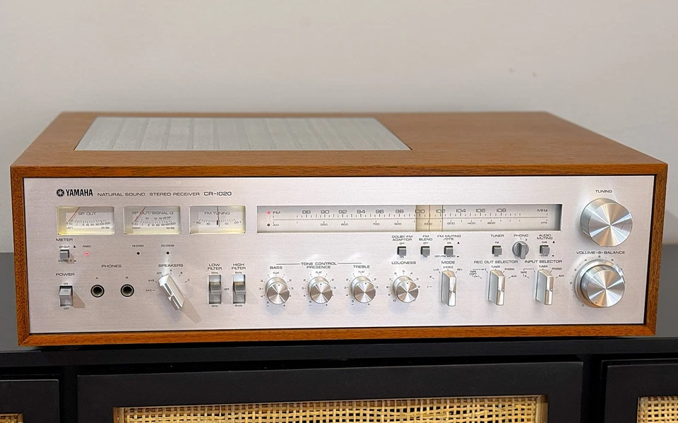 Receptor estéreo Yamaha CR-1020 AM/FM com 2 estágios FONO - LIMPO / TESTADO / DEMO - Imagem 1 de 4