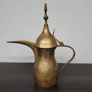 Cafetera de latón Dallah de Oriente Medio firmada por la India - Imagen 1 de 10