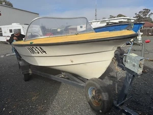 BOAT 15. 8 HP MARINER VIDEOS MOTOR RUNS REGO ON BOAT VIDEO SHOWING MOTOR RUNNING - Picture 1 of 11