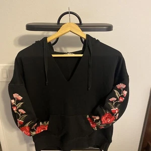 American Eagle Women Size Small Black Floral Rose Embroidered Hoodie Sweatshirt - Picture 1 of 5