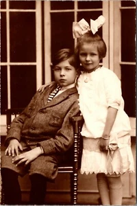 ENTZÜCKENDER JUNGER JUNGE UND MÄDCHEN : ZARTES VINTAGE-FOTO : JUNGE IST CHILL - Bild 1 von 2