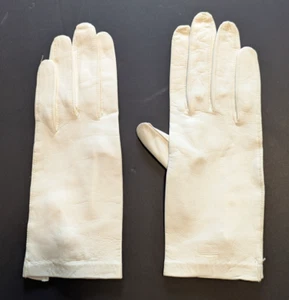 Vintage White Kidskin Leather Wrist Gloves White Pearl Closure Italy Size 6.5 - Picture 1 of 7