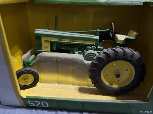 Ertl John Deere 520 Traktor Maßstab 1/16 Neu in OVP. - Bild 1 von 5