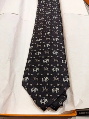 Corbata de Seda HERMES Elefante Caballo Patrón Gris con Caja de Daños Usada Excelente. Foto 1 de 4
