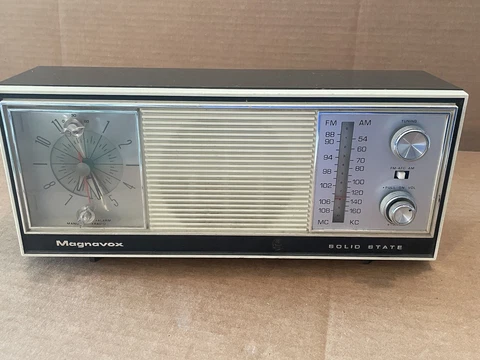 Vintage Magnavox Solid State Alarm Clock Radio 1fm059 Good Working Cover