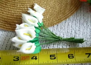 Sombreros artesanales estilo vintage BLANCO flor de lirio amarillo estambre Cissy Ginny Muffie muñeca - Imagen 1 de 6