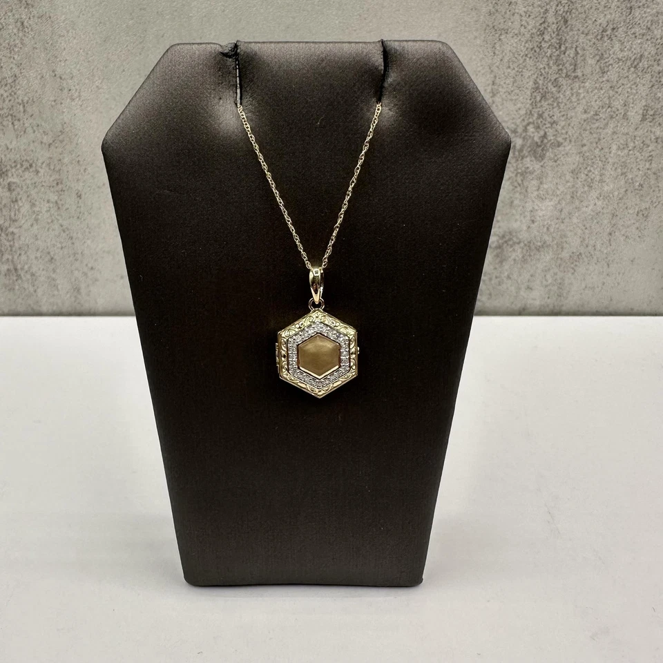 Medalhão de diamante em ouro amarelo 10kt – 0,10 ctw GH SI2-I1 diamantes, acabamento fosco - Imagem 1 de 4