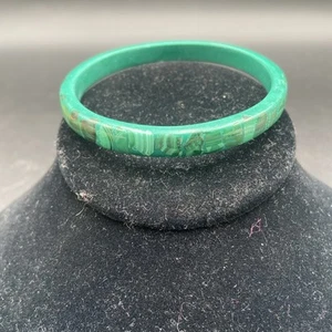 VINTAGE GREEN PLASTIC LUCITE RESIN BANGLE BRACELET MALACHITE PATTERN 0626285 - Picture 1 of 5