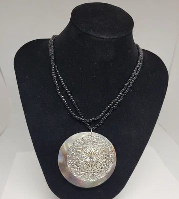 Collar Erica Lyons filigrana aluminio sobre carcasa de abulón con cuentas de vidrio negro Foto 1 de 4