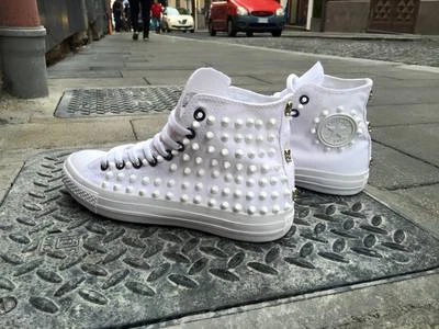 Converse all star personalizzate con borchie ceramica bianche e teschi argento - Immagine 1 di 4