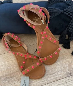 Sandali borchiati marroni in finta pelle piatti con cinturino rosa borchie chiusura fibbia - Foto 1 di 6