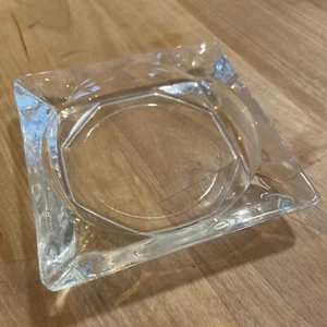 Posacenere quadrato vintage in vetro trasparente 3-1/2" con 4 slot senza segni - Foto 1 di 4