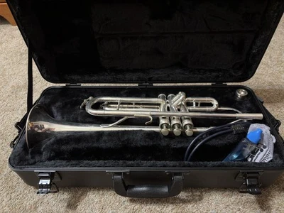 Trompeta King Cleveland 600 de plata con estuche Foto 1 de 4
