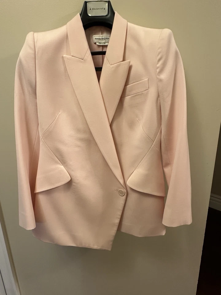 Traje de mujer Alexander McQueen/diseño Sarah Burton Foto 1 de 4