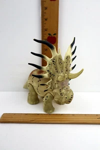 Disney Pixar Il Buon Dinosauro Foresta Woodbush Triceratops 7" Figura Giocattolo - Foto 1 di 7