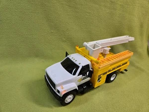 DG Production GMC Cherry Picker Truck Bank 1/24 Plastic Wisconsin Power & Light - Picture 1 of 11