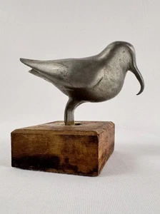 "Escultura de pájaro de peltre fundido arte popular MCM de colección sobre base de madera pájaro playero hecha a mano 4,5""" - Imagen 1 de 8