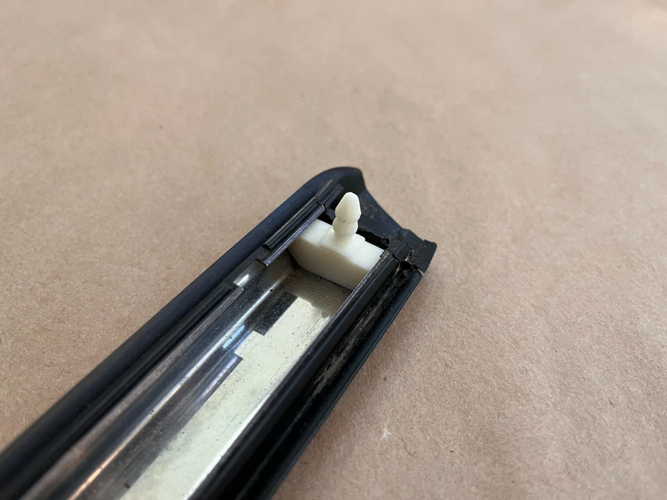 Clip de reparación de molduras para guardabarros delantero BMW E30 325i 325is 325ix 325ic 325e Foto 1 de 4