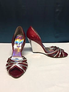 NA NA KAMI RUBINROT/SILBER KEILABSATZ MIT SCHNALLENVERZIERUNG GRÖSSE 6 - Bild 1 von 9