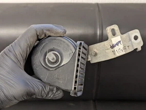 SEÑAL BOCINA LADO CONDUCTOR DERECHO FORD ECOSPORT MK1 2014-17 CON SOPORTE - Imagen 1 de 3