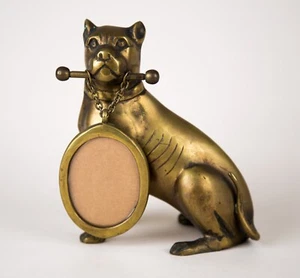 Estatuilla decorativa vintage de latón con marco de cuadro ovalado de perro toro - Imagen 1 de 6