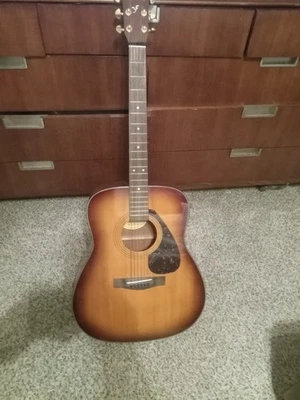 Guitarra acústica Yamaha F335 6 cuerdas marrón. Foto 1 de 4