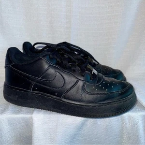 Nike Air Force One Black on Black Sneakers AF1 Size 6 Y - Picture 1 of 10