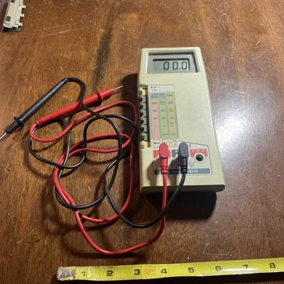 Fluke 8020A Handheld Digital Multimeter POWERS ON - Image 1 of 4