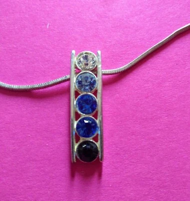 Catenina girocollo da donna in metallo color argento con ciondolo gradazioni blu - Immagine 1 di 3
