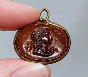 Llavero colgante camafeo vintage de vidrio marrón intaglio - Imagen 1 de 4