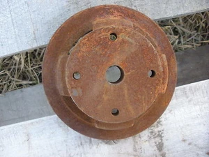 Polea de hierro oxidado antigua decoración artística de jardín steampunk - Imagen 1 de 3