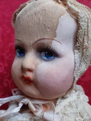 ANTICA BAMBOLA  in Tessuto e carta  pesta  inizi '900, vestiti originali - Immagine 1 di 4