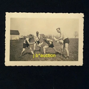 SEMI-NUDE SOLDIERS IN SPORTY FIGHT / HALB-NACKTE SOLDATEN * Vintage Photo - Picture 1 of 1