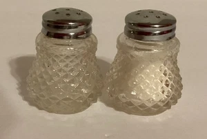 "Juego pequeño de sal y pimienta de vidrio transparente de colección 1 3/4"" tapas de metal clavo de diamante" - Imagen 1 de 7