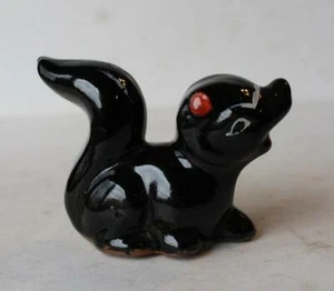 Statuetta Skunk Ceramica Porcellana Dipinta a Mano Cartone Stile Fumetto Redware Giappone- - Foto 1 di 1