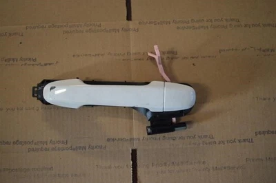 Toyota Prius C 2012 pasajero derecho manija de puerta trasera blanca (arañazos) Foto 1 de 4