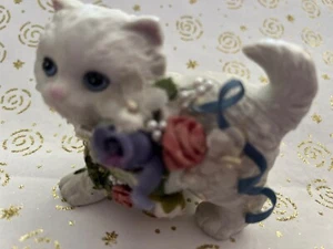 Vintage Homco süße weiße Katze mit blauem Band/rosa, blau, weiße Blumen Kreidegeschirr - Bild 1 von 3