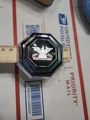 Nuevo de Lote Antiguo Pontiac Phoenix 1980-83 Original Maletero Cerradura Bisel Aleta GM # 20086875 OEM Foto 1 de 4