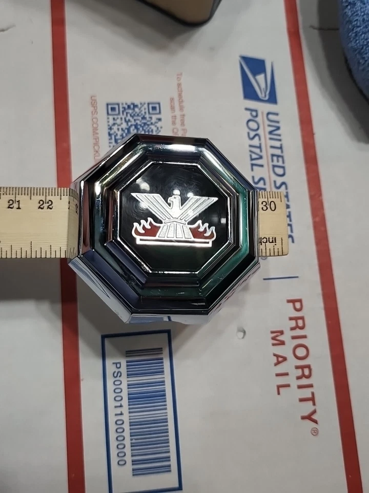 NOS 1980 - 83 庞蒂亚克凤凰原装后备箱锁翻盖边框通用 # 20086875 原始设备制造商 — 第 1/4 张图片