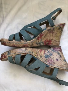 BOC Born Concepts Damen-Ledersandalen Blumenmuster Kork Keilabsatz Größe 8 türkis - Bild 1 von 12
