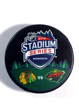 Disco de hockey oficial de la NHL 2016 Stadium Series Minnesota Wild vs Blackhawks Foto 1 de 2