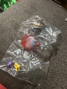 Minifigura Pokemon Gemstone Collection vol.2 #1 Pikachu y Sableye - Imagen 1 de 6