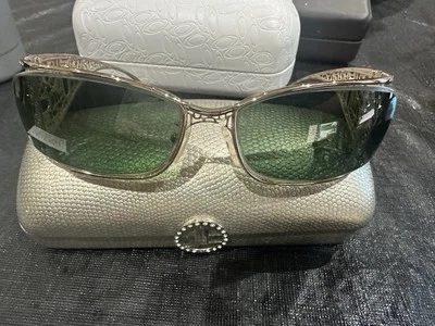 Óculos de sol Judith Leiber italiano feito à mão dourado com detalhes em pedra azul - Imagem 1 de 4