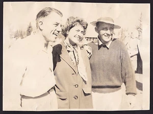 Antigua foto real cantante actor Bing Crosby y amigos - Imagen 1 de 2