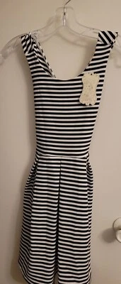 Vestido Soprano Blanco y Negro Rayas Espalda Cruzada Cerradura Talla L/14 Nuevo con Etiquetas Foto 1 de 4