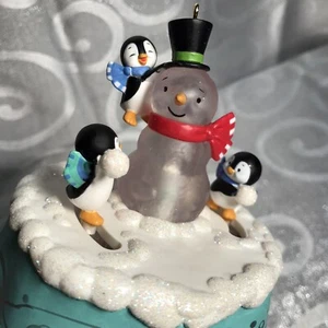 Hallmark 2021 Playful Penguins w/ Light Up Snowman Musical Motion Ornament - Bild 1 von 12